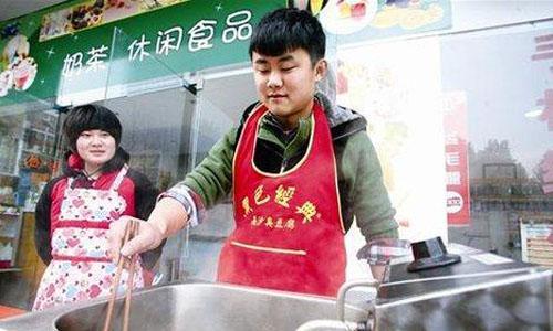 大学生摆摊创业卖臭豆腐月入万元