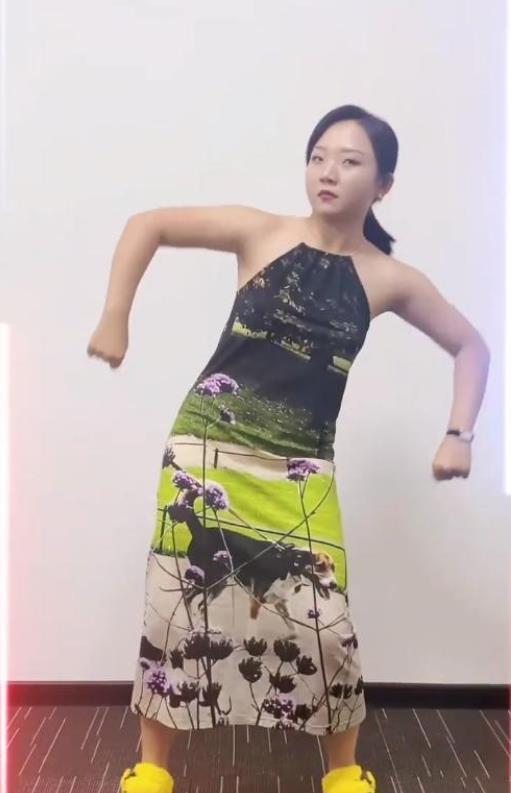 身材辣目洋子无视微胖身材，穿紧身裙晒自拍照，肉都有点“溢出来”了