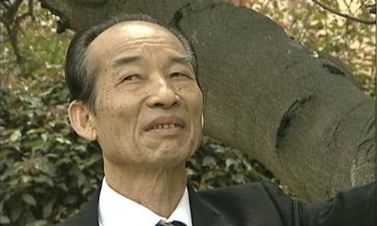 没有人帮助他做生意,也没有本钱,于是他选择了去打工.