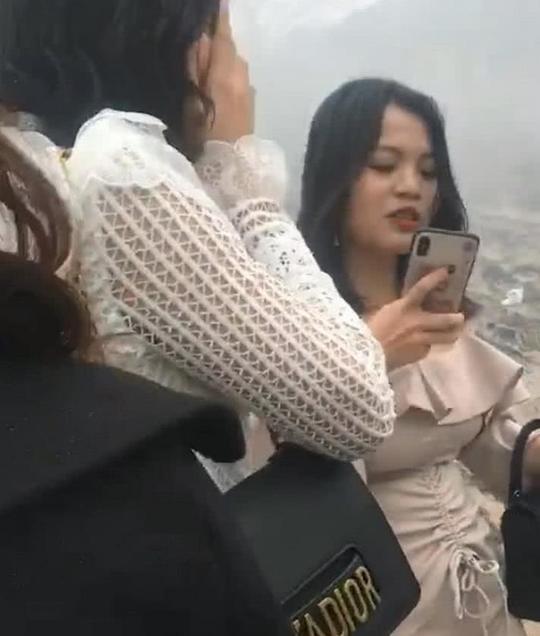 抖音惊现最惨伴娘团,光脚走泥泞的山路,网友:相当会玩!