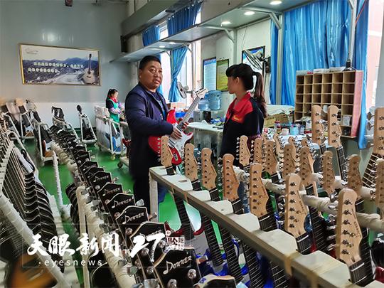 郑传玖在车间和工人交流制作技艺。陆青剑摄.jpg