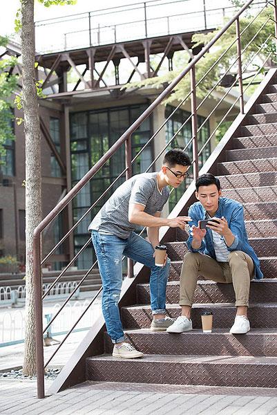 年轻男子户外聊天_图片大全—全景创意图库（quanjing.com）中国领先的正版图片视频素材网站