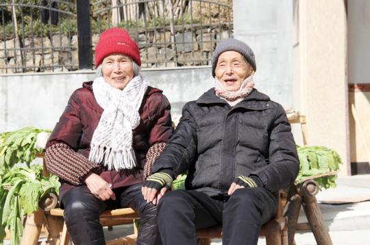 杭州志愿者为近万农村老人拍照留影