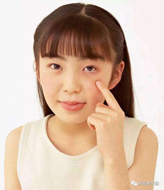 百度的人脸摄影素材里,有不少岁数很小,但是骨相非常成熟的十几岁小