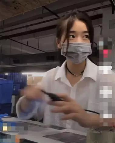 抖音最美打工妹火了,当她摘下口罩的一瞬间,网友:还是