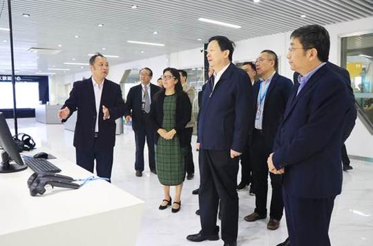 认真询问高层次应用型人才培养情况,参观学生创新创业项目及作品展示.