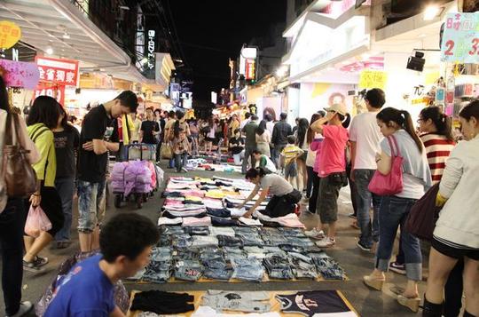 大东路上的服装地摊