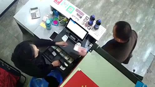 男子买东西用低级骗术扰乱商家思绪骗取钱财