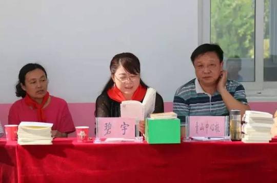 六安电视台《读书》导演胡冠菊即兴演讲,她以同学们是否看过杨红樱写