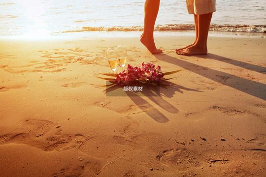在海滩上的婚礼，浪漫情侣的脚