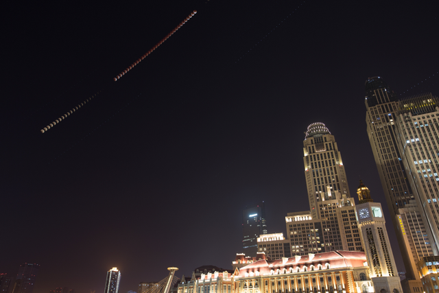 为什么月全食的时候月亮是红色的