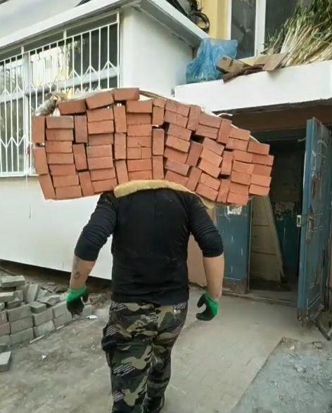 90后搬砖小伙，16岁来工地干苦力，靠搬砖日赚800元