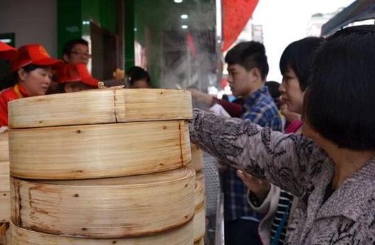 小伙将小超市转行做包子店,生意火爆顾客排长队