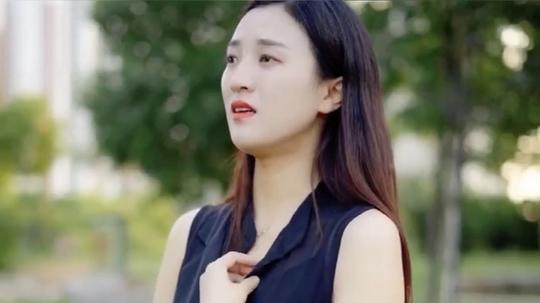 民谣歌曲,女歌手一曲《十跪爹娘》,悲伤凄凉,催人泪下,听哭了