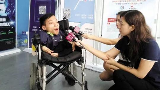 “轮椅总裁”李创利发家史:11岁摆摊16岁创业，娶美女秘书为妻