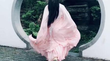 汉服跑起来的时候，背影看起来都是仙气飘飘