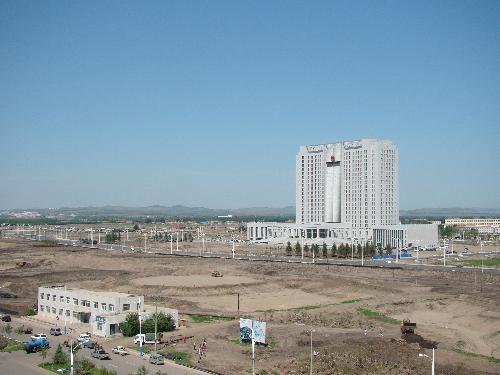 乌兰浩特新城区开始在这四通八达的路网上起跑.