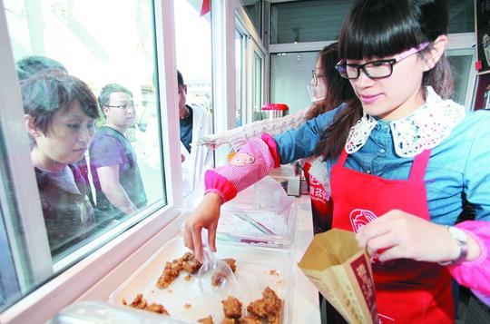 大连博士当主厨卖炸排骨三高材生开店生意火爆(图)