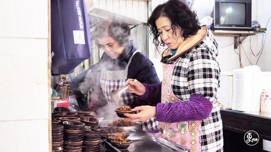 这家以羊肉为主的小餐馆，每天生意火爆，羊肉粉不好吃来打我!