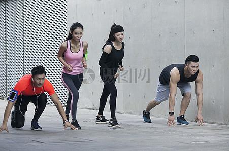 年轻男女在户外运动场所跑步图片下载