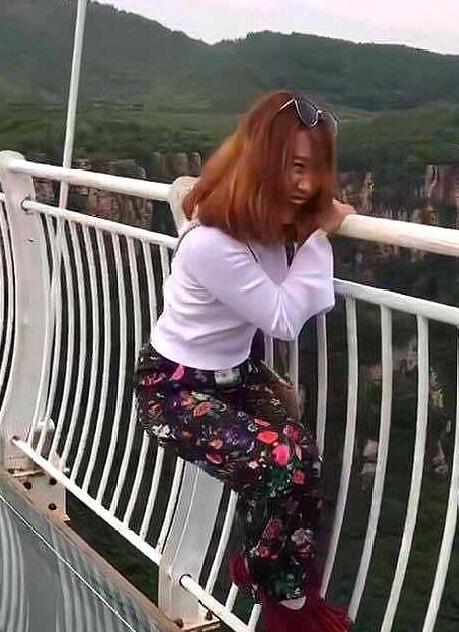 抖音小姐姐走玻璃桥，突然碎了反应敏捷，网友:厉害了