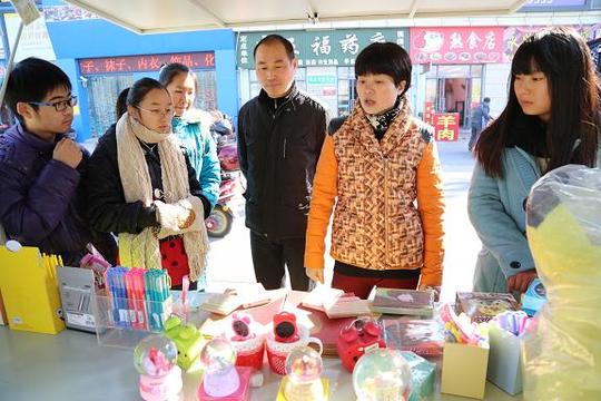 图为刘瞳,朱石兵两位创业指导教师在现场与同学们交流
