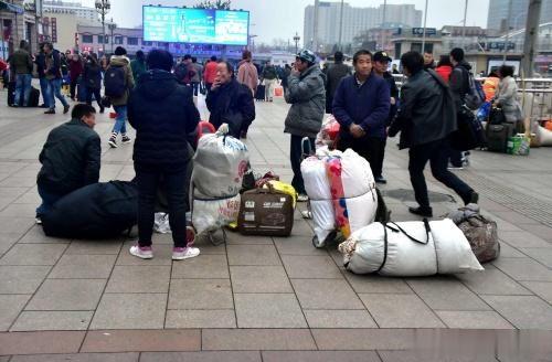 “返城潮”刚过一个月，为啥很多进城的农民又返乡了?不挣钱了?