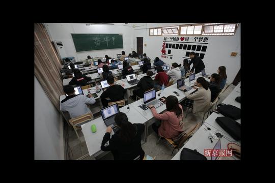 创业学院16视觉营销班的同学在上早自习,班主任曹前指导学生进行网店