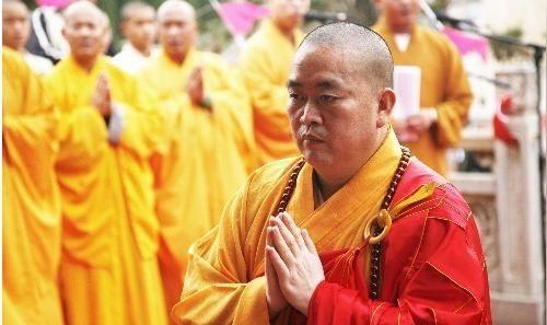 但在少林寺西偏门,有一个功德箱,投入30元钱,也能放行进寺.