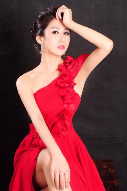 大陆影视女演员，平面模特宠儿宋怡靓签约腾讯南阳同城新闻发布会和微访谈招募现场粉丝