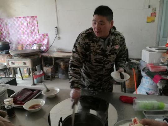 河南农村小夫妻集市摆摊卖早餐称月入万元不轻松