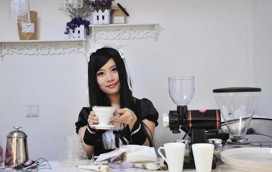 "女仆"咖啡厅90后美女大学生自主创业-男人图片库
