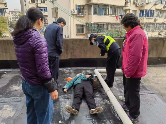 孩子摔倒后扶不扶怎么办