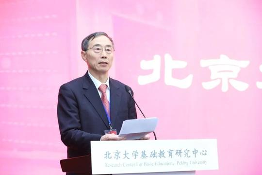 面对未来的挑战,基础教育发展的重要任务包括培养学生的独立思维能力