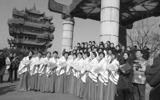 "昨日上午,随着黄鹤楼千禧吉祥钟响起,武昌中南路老年大学的20余位