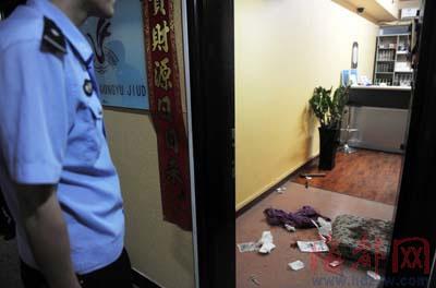 男子夜抢酒店锤击两女诡异逃亡监控拍到嫌犯(图)
