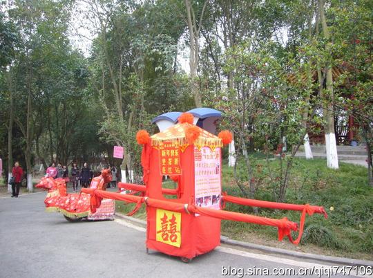 招揽生意的小花轿,但大家似乎都不感兴趣.