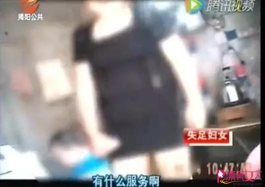 暗访出租屋内经营皮肉生意的中年妇女,每次40元