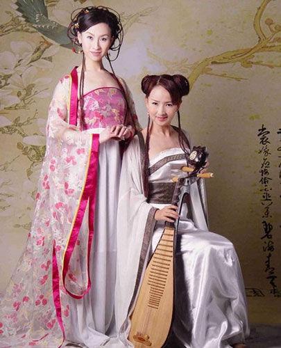 汉服,即中国汉族的传统民族服饰,又称为汉装,华服.
