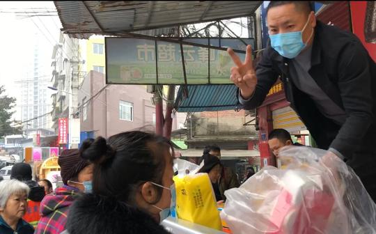 外地返乡人员多，农村集市也越来越热闹，四娃地摊生意也火爆