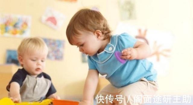 孩子喜欢爬桌子床边怎么回事