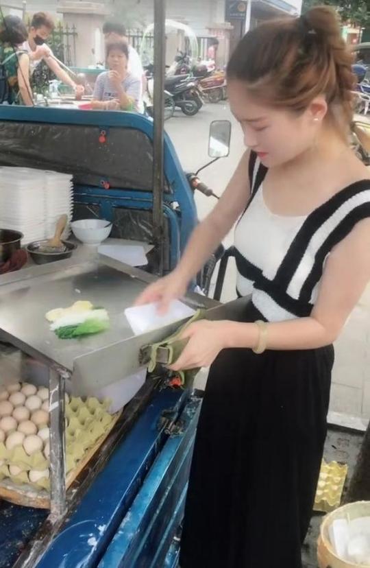 90后美女摆摊卖早餐,希望找一个能吃苦的有缘人一起创业!