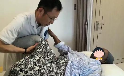 陈向阳副主任为muhia行筋膜松解手法