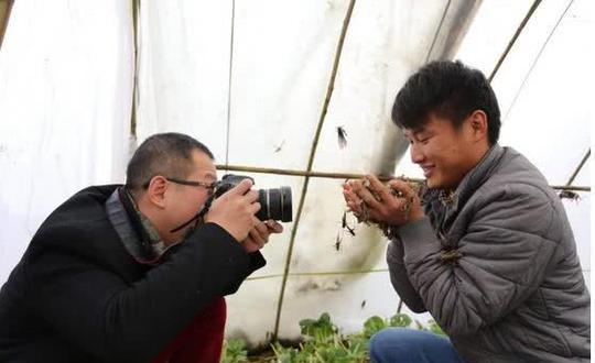 抖音惊现研究生养害虫赚钱走红,村民集体抗议,两年后