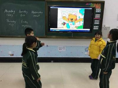 小学英语配音社团将英语配音与表演相结合,丰富低段学生的课余英语