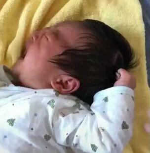 宝宝爱扯自己的头发怎么回事