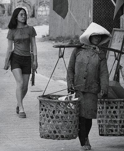 70年代台湾街头，阿里山姑娘进城做生意，看到超短裙女郎走的欢