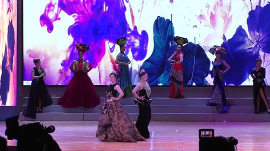 广场舞曲模特秀广场舞的相关舞蹈视频教学视频与舞曲mp3下载最新