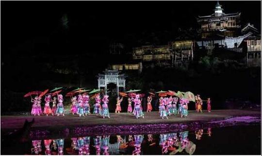 中国最大峡谷山水实景剧《龙船调》震撼上演引网络关注(组图)