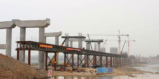 遂资眉高速公路眉山段岷江特大桥建设现场.